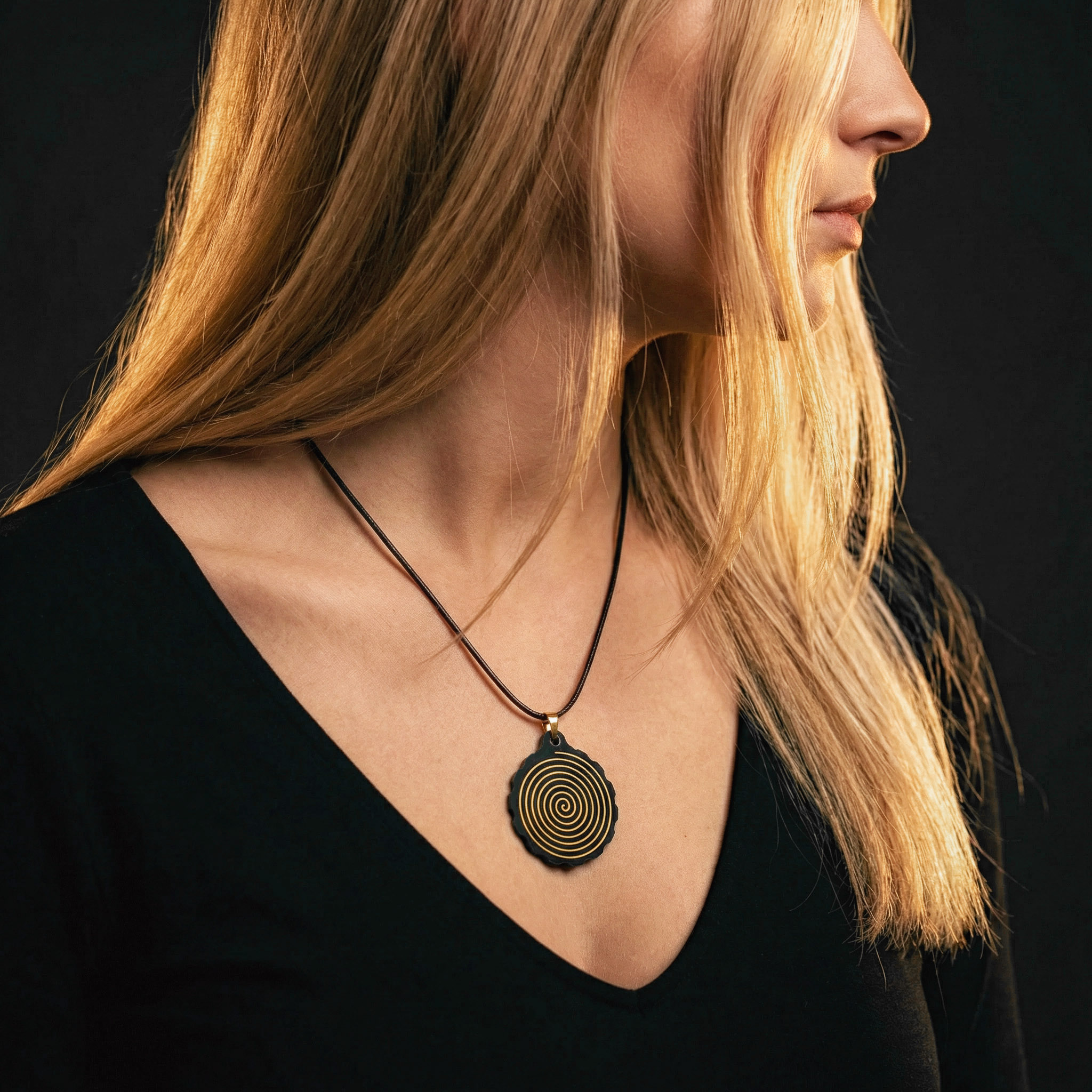 Frau trägt Solfeggio Anhänger